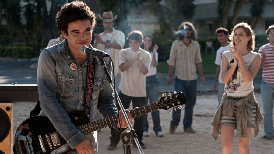 23abr2013-cena-de-somos-tao-jovens-longa-nacional-baseado-em-parte-da-trajetoria-musical-de-renato-russo-1366762560559_1920x1080